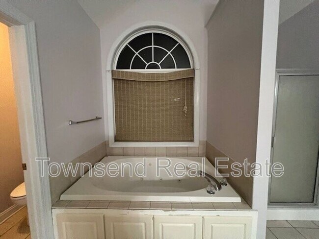 Building Photo - 305 W Summerchase Dr