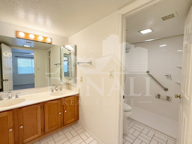 Building Photo - 15076 N Escondido Dr
