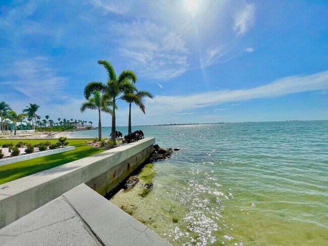 Building Photo - Sarasota Bay Penthouse