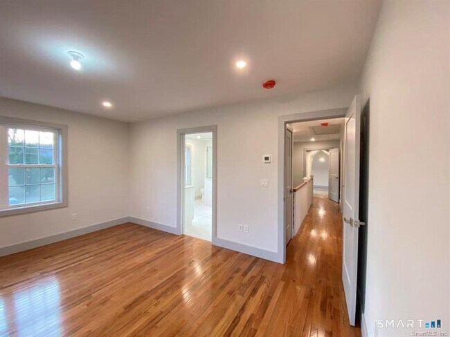 Building Photo - 42 River Rd