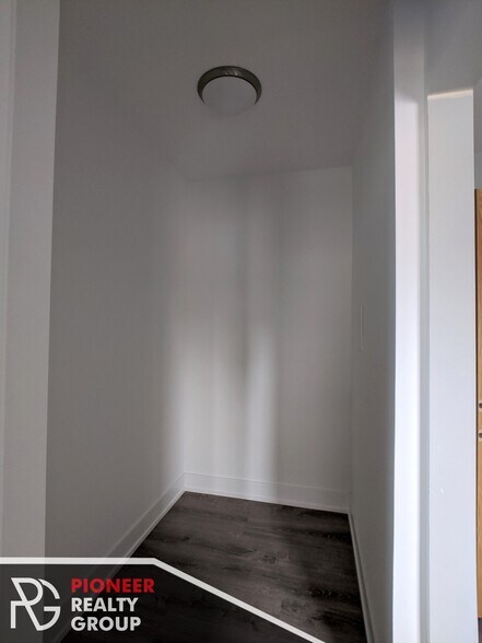 Building Photo - 423 W Belden Ave