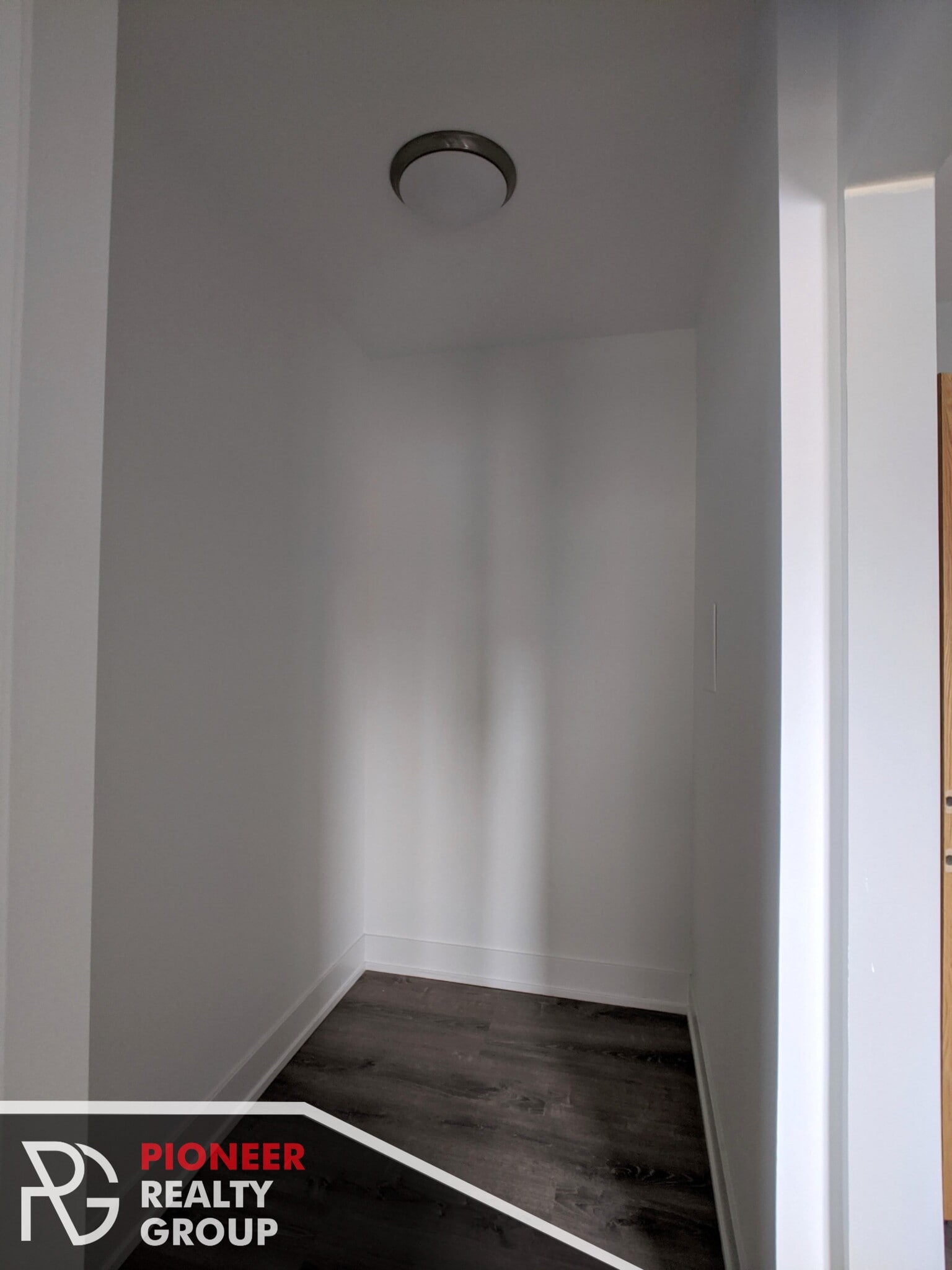 Building Photo - 423 W Belden Ave