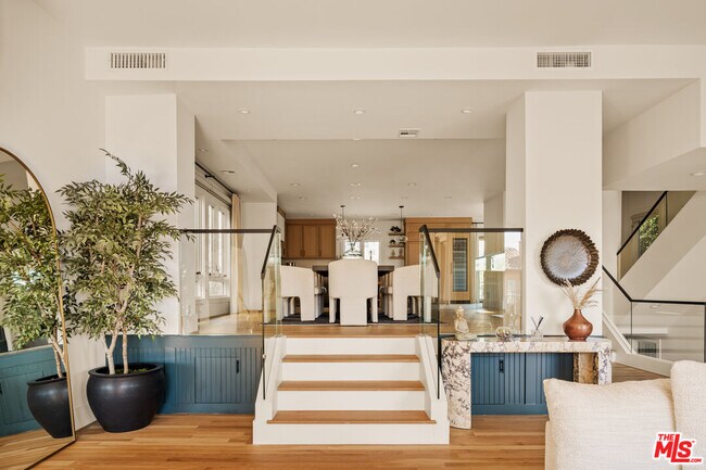 Building Photo - 3807 Vía Dolce