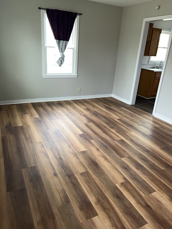 Building Photo - 300 E Parkview Dr