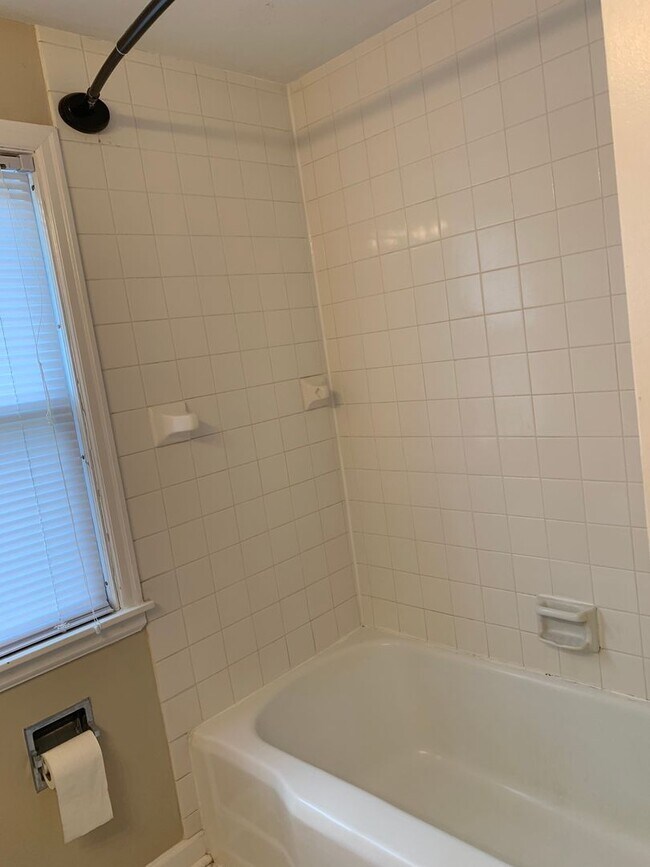 Building Photo - 842 7th Ave SW