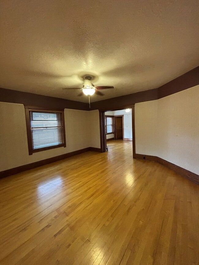 Building Photo - Make This House Your Home—Deposit Moves Yo...