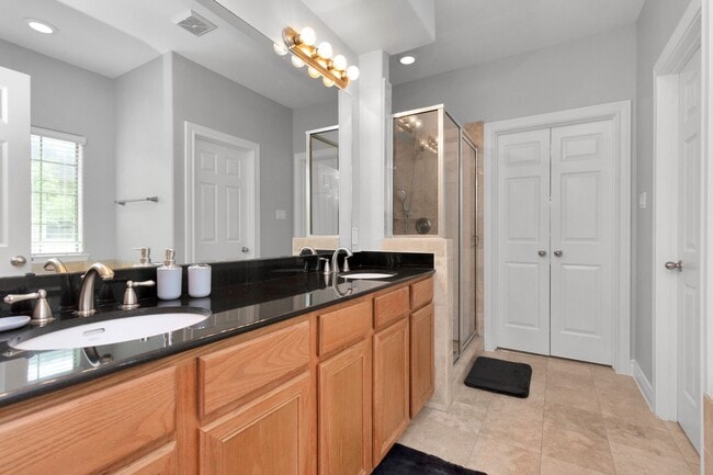 Building Photo - 9038 Lakes Dr