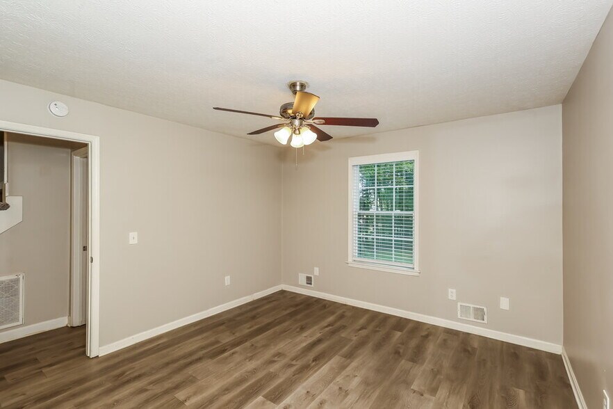 Building Photo - 15 Valley Brook Dr