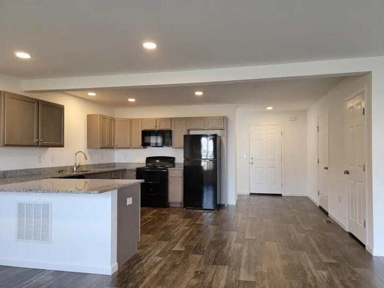 Building Photo - 126 Robert Cir