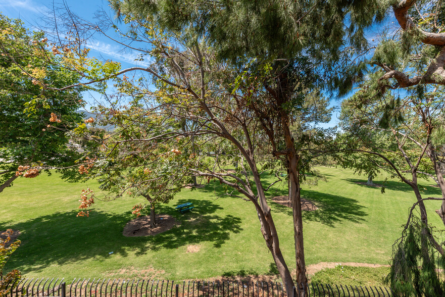 Beautiful Park (Quiet) - 1554 Border Ave