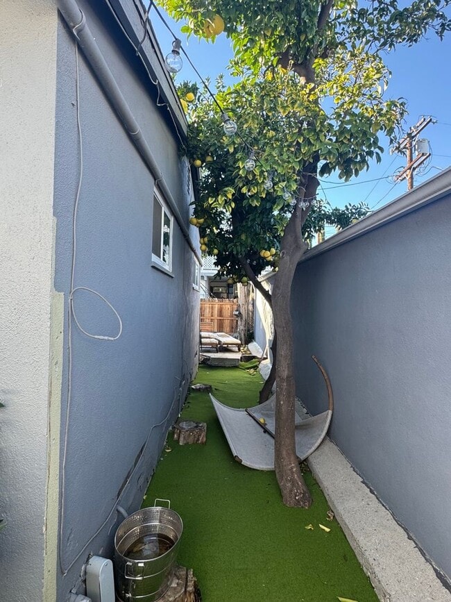 Building Photo - Spacious 3BR House in Woodland Hills