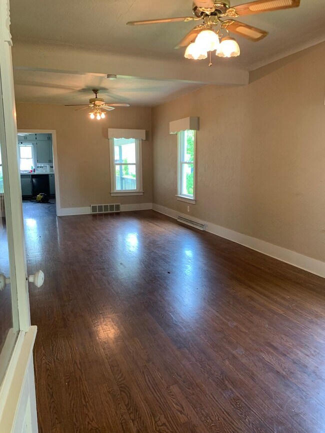 Building Photo - Charming 2 Bedroom, 1 Bathroom Ranch in Downtown Three Oaks