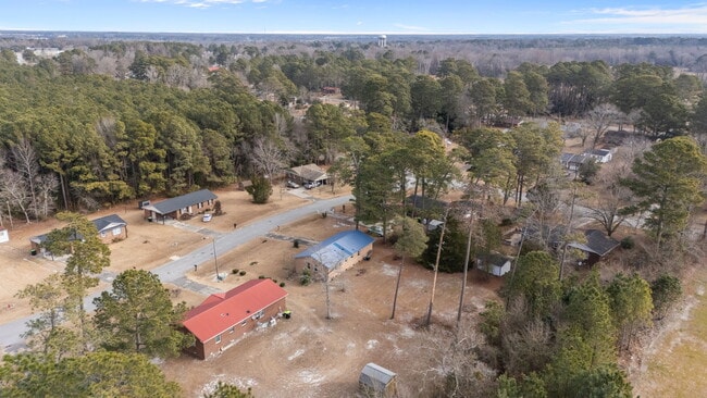 Building Photo - 904 Jennifer Ln