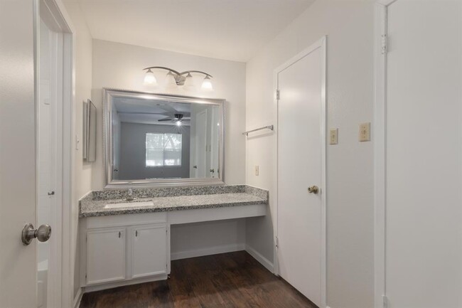 Building Photo - 10555 Turtlewood Ct