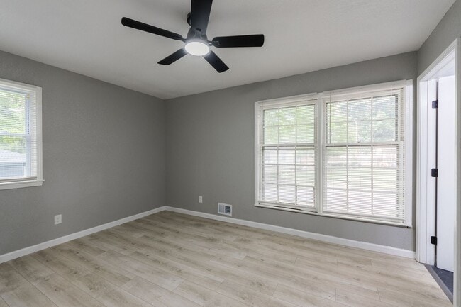 Building Photo - Spacious 4-Bed / 2-Bath Home – Grandview, MO