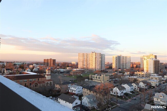 Building Photo - 1600 Center St