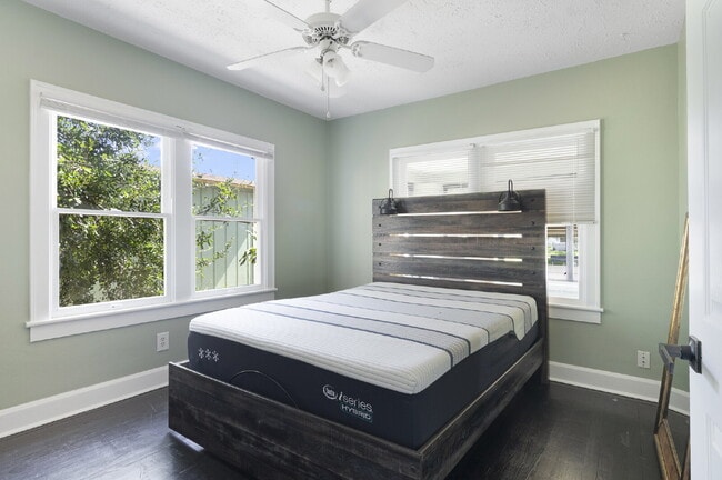 Building Photo - FLEXIBLE LEASE OPTIONS. CHARMING RENOVATED TWO BEDROOM TWO BATHROOM BUNGALOW JUST MINUTES TO DOWN...