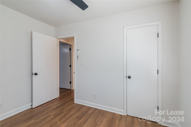 Building Photo - 933 Cantwell St