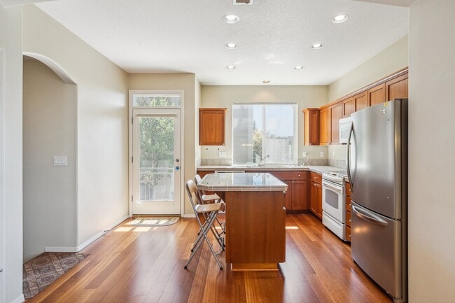 Building Photo - 16884 NW Shadow Hills Ln