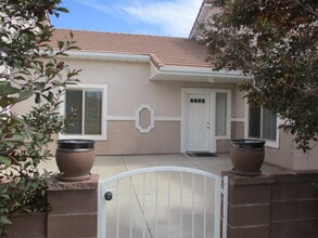 Building Photo - Move-In Discount - 3 Bedroom 2 bath in The Seasons