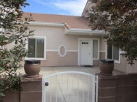 Building Photo - Move-In Discount - 3 Bedroom 2 bath in The Seasons