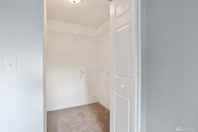 Building Photo - Remodeled ground floor 2 bed!