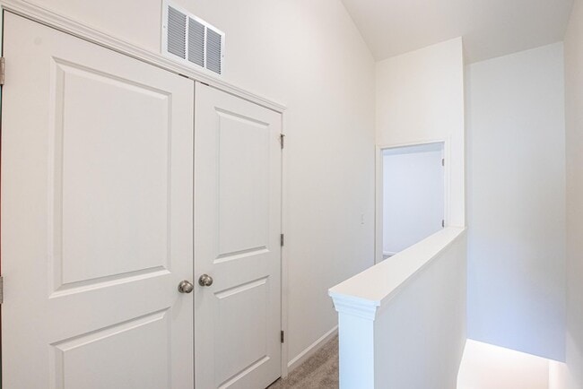 Building Photo - BEAUTIFUL 2 Bedroom Townhome in Midland - ...
