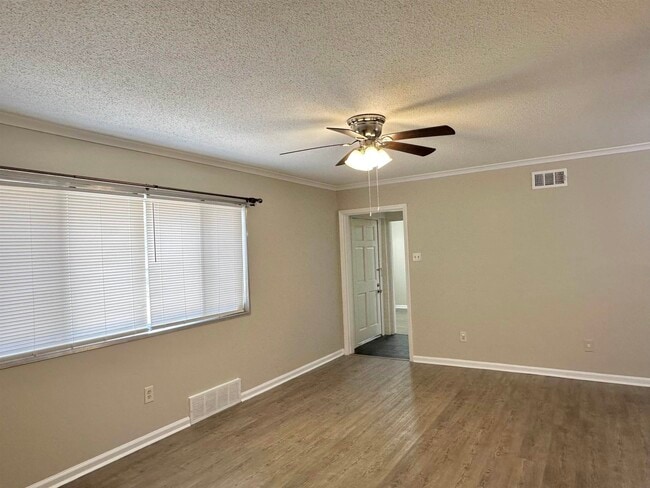 Building Photo - 141 N White Station Rd