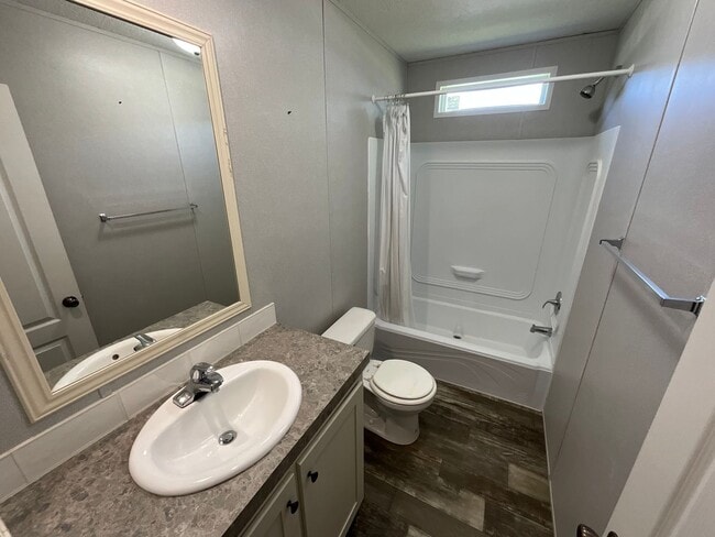 Building Photo - Beautiful 3/2 Mobile Home w/ Lawn Maintenance Included