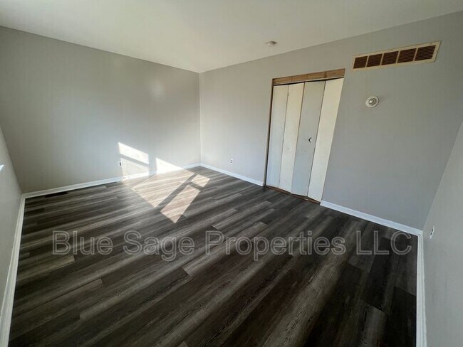 Building Photo - 727 Clifton Ave