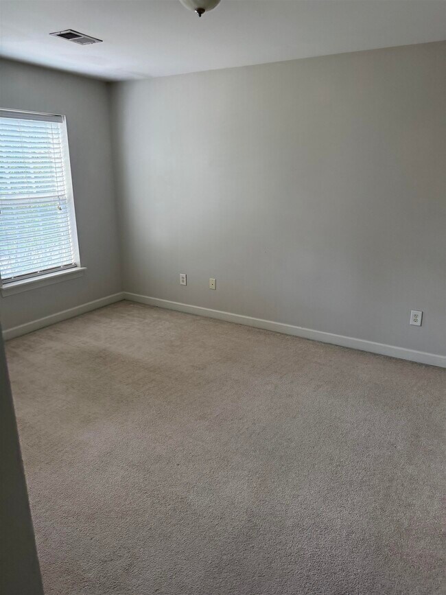 Building Photo - 1066 Fairway Ln