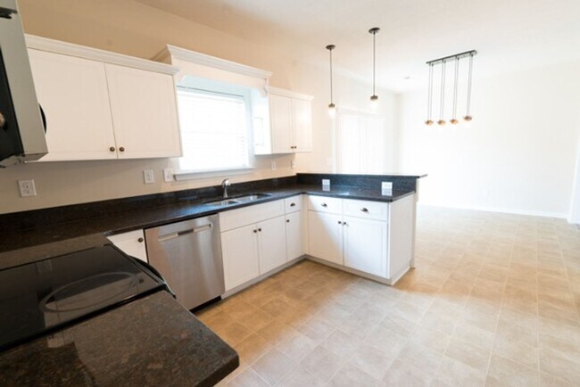 Building Photo - 3 Bedroom 2.5 Bath With Large Backyard