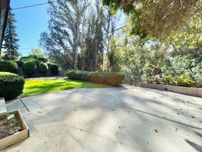 Building Photo - Large updated 3/2 home in Santa Barbara
