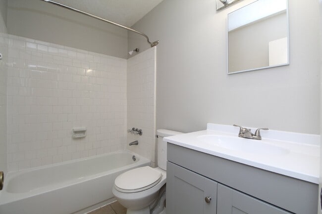 Building Photo - 3BR/2BA with Garage & Fenced Yard – Availa...