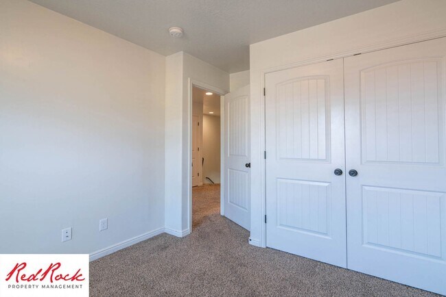 Building Photo - Pet Friendly! Spacious 4 Bedroom Townhome!