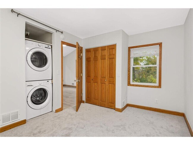 Building Photo - 2340 Ives Ln N