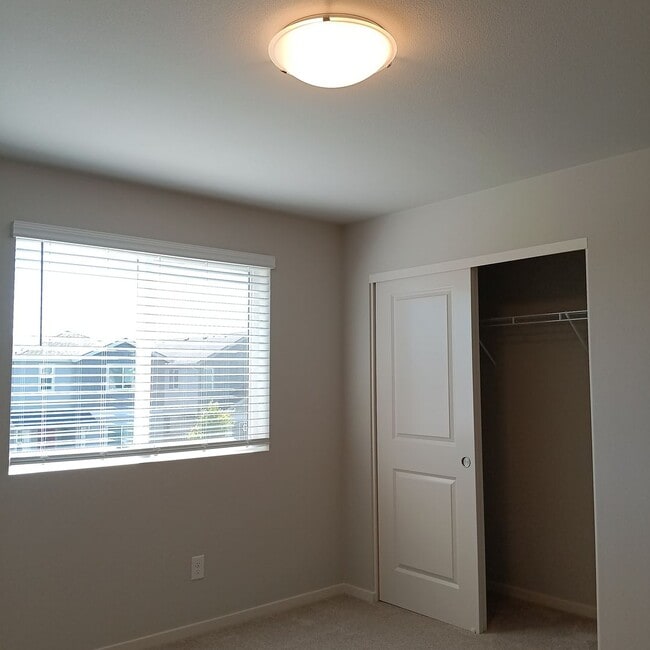 Building Photo - Beautiful Modern Home in Woodburn is Ready For You!!