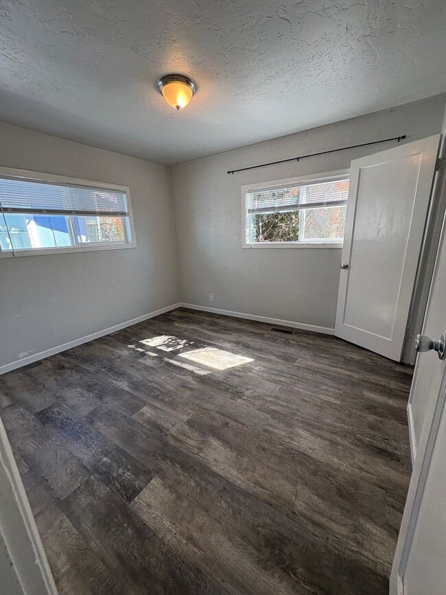 Building Photo - 3 Bedroom/ 2 Bath Medford Rental Available in Quiet Medford Neighborhood