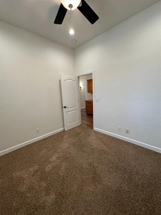 Building Photo - 7026 N Warren Ave