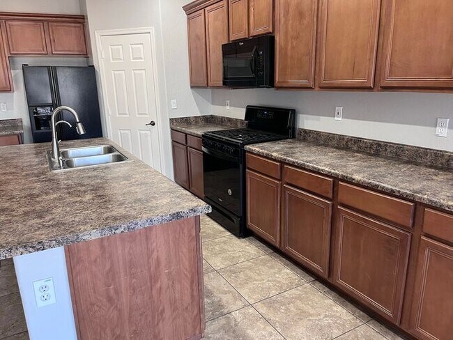 Building Photo - 5 bed 3 bath 3 car garage in San Tan Valley