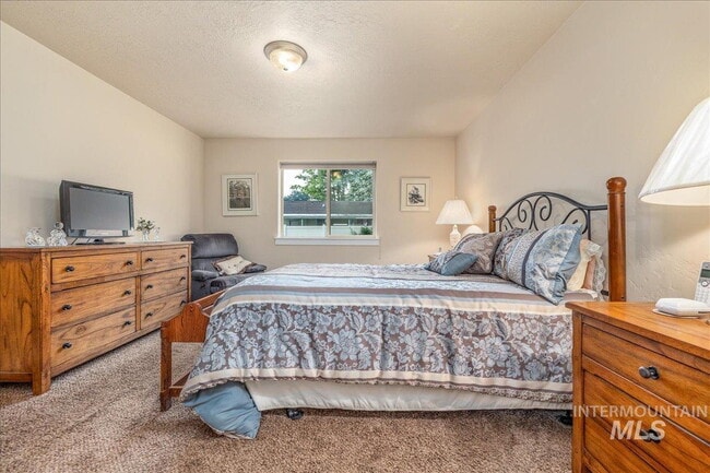 Building Photo - "Charming 3-Bedroom Home with 2 Full Baths in Boise's Sought-After West Dover Heights!"