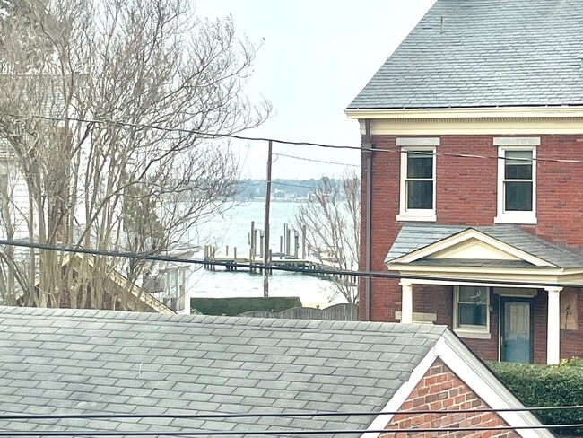 Building Photo - Stunning spacious 2nd floor apartment with Water View!