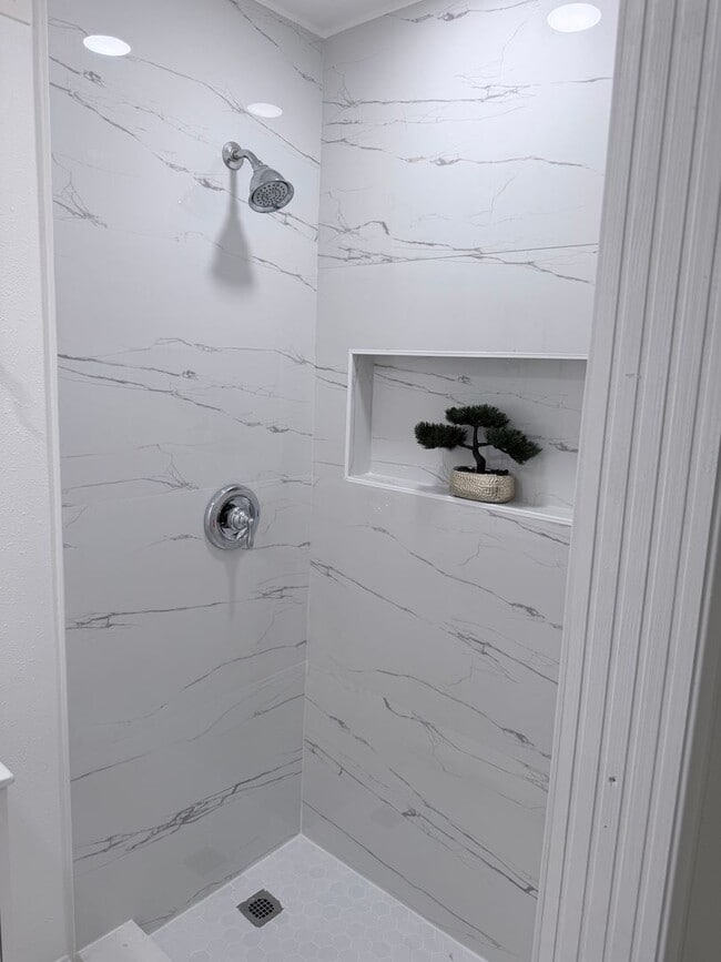 Building Photo - Coronado model with enclosed patio room in Leisure Village Camarillo