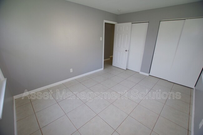 Building Photo - 5 Calumet Dr