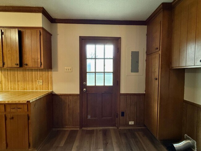 Building Photo - 2 Bedroom, 1 Bathroom Home