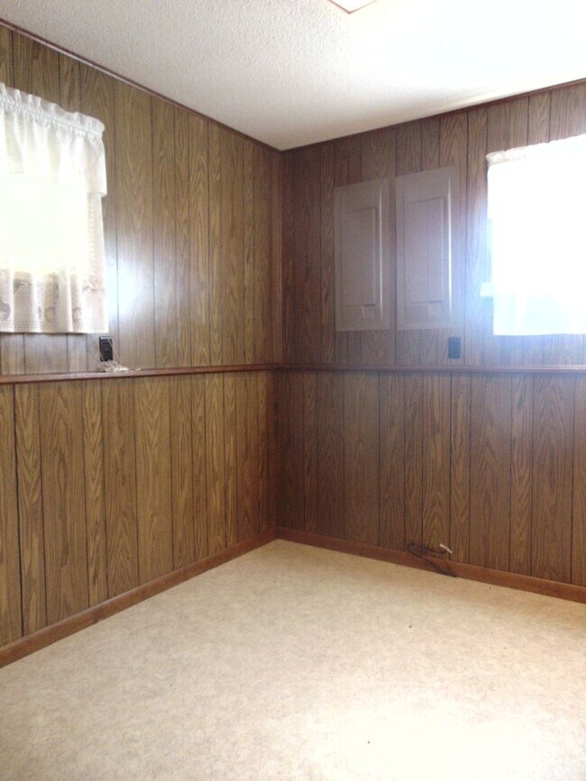 Building Photo - Fayette Family Farm House!