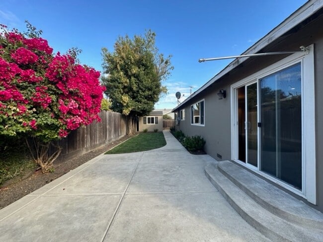 Building Photo - Home for Rent in South Woodland with Solar