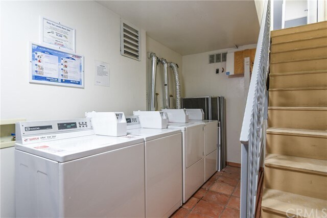 Building Photo - 121 S Elm Dr