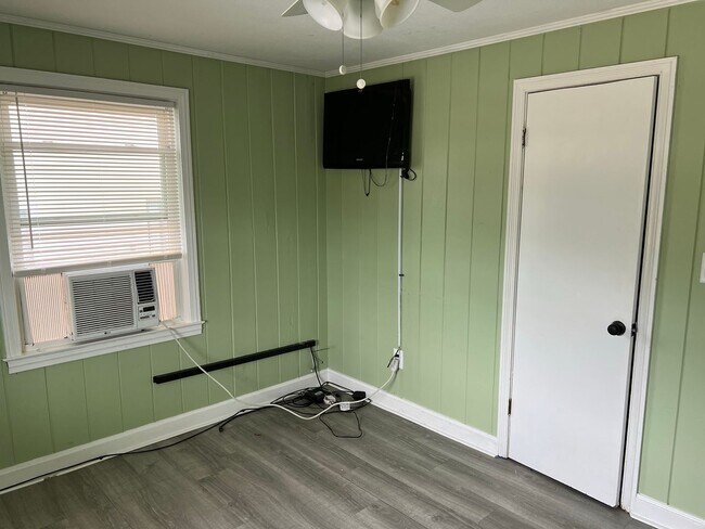 Building Photo - Walk to the Beach! Unfurnished, 2 Bedroom,...