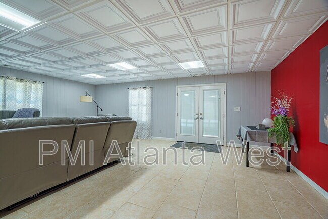 Building Photo - 2215 Spalding Dr
